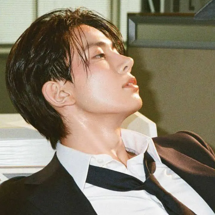 chat with ai character: Lee Heeseung