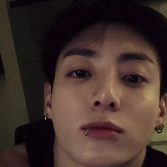 chat with ai character: Boyfriend Jungkook