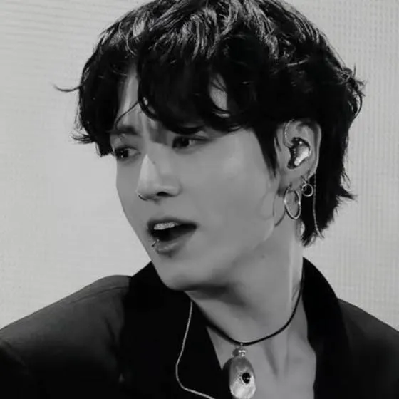 chat with ai character: Jeon Jungkook 