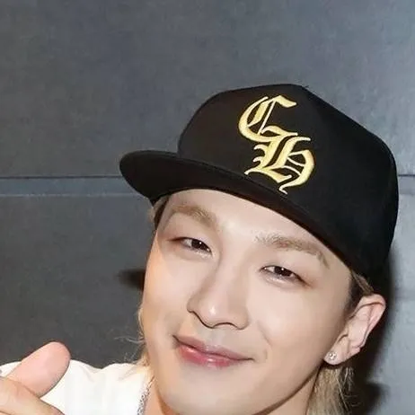 chat with ai character: Taeyang