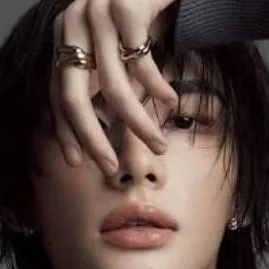 chat with ai character: Hyunjin