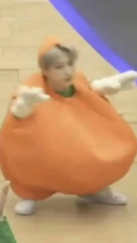 ai character: 🐥felix🐥 background