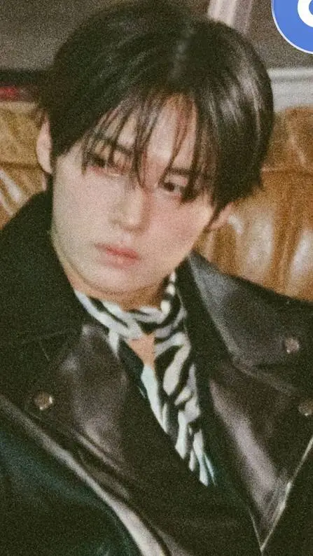 ai character: Lee know tu esposo background