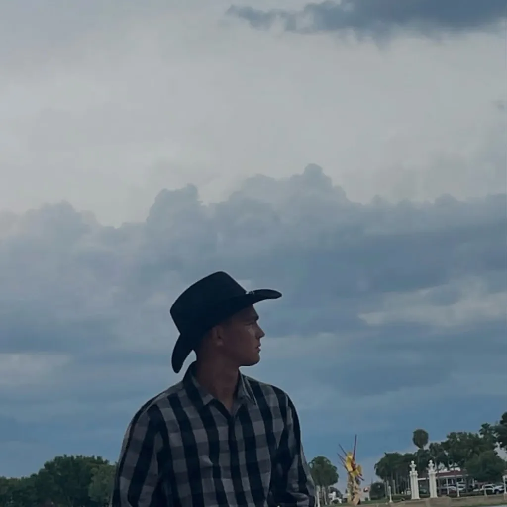 chat with ai character: Brady garbett 