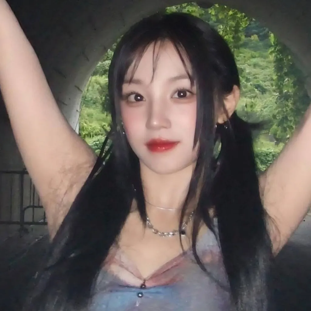 chat with ai character: Luna