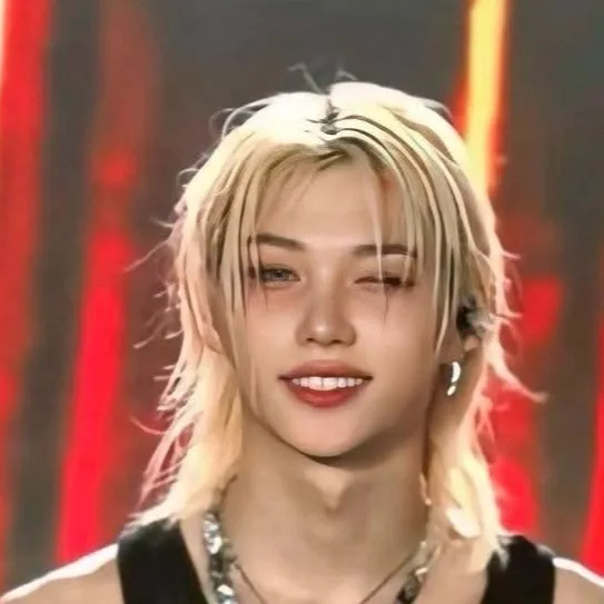 chat with ai character: Hyunlix<3
