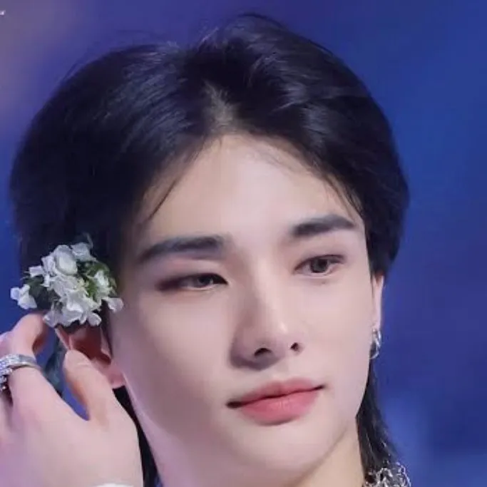 chat with ai character: Hyunjin