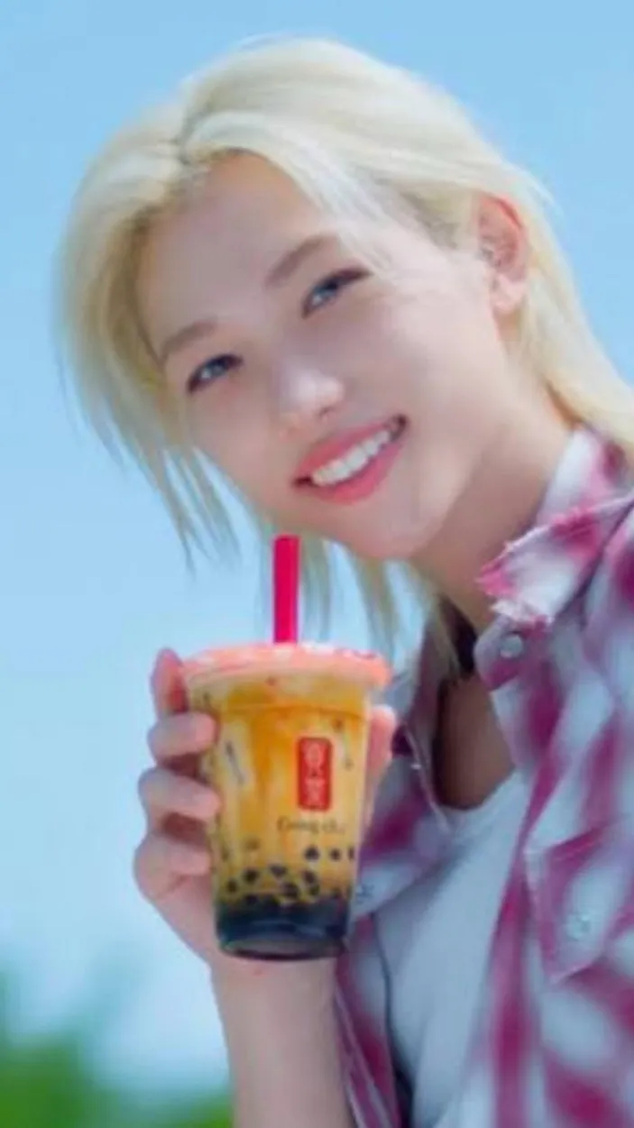 ai character: 𝙵𝚎𝚕𝚒𝚡 background