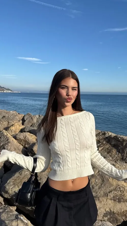 ai character: Leah Halton background