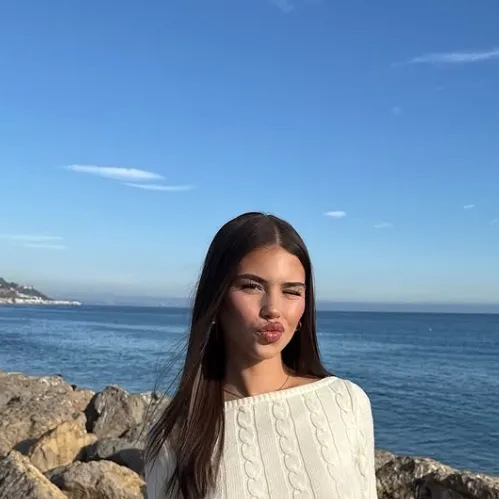 chat with ai character: Leah Halton