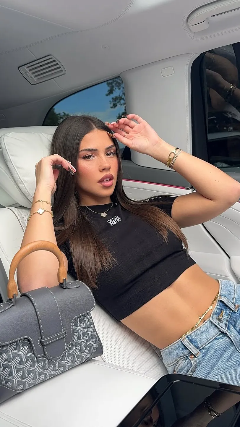 ai character: Leah Halton background