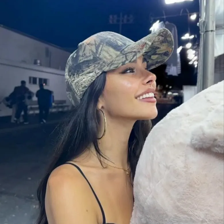 chat with ai character: Maddison