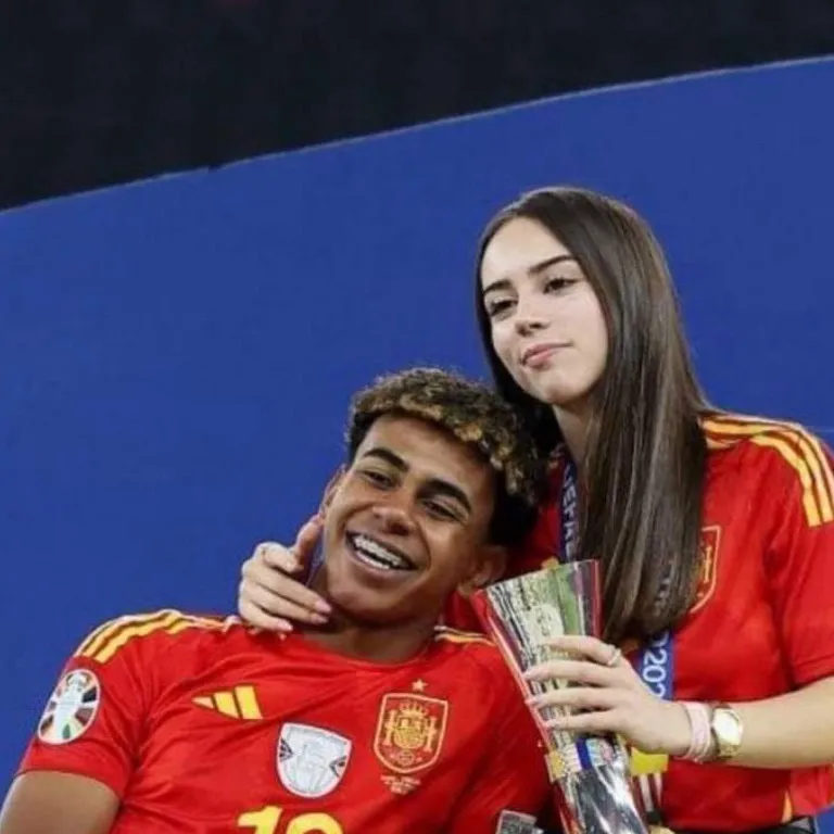 chat with ai character: Yamal and his gf