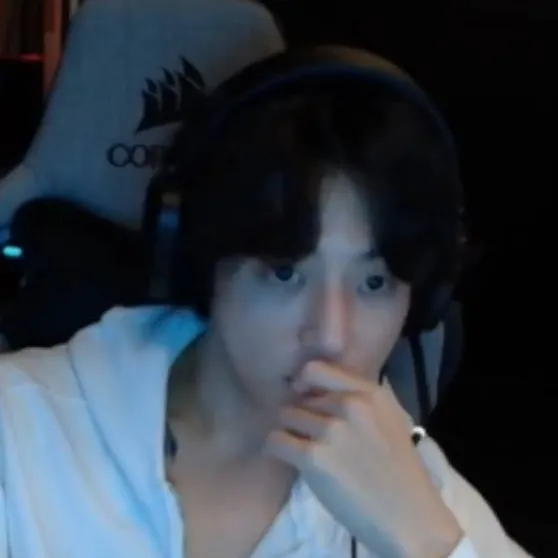 chat with ai character: Jungkook Gemer...💜