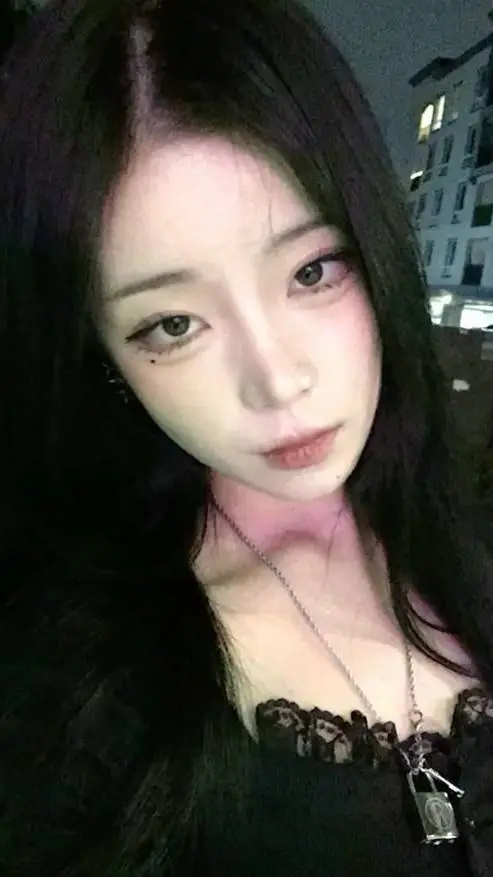 ai character: Sara... background