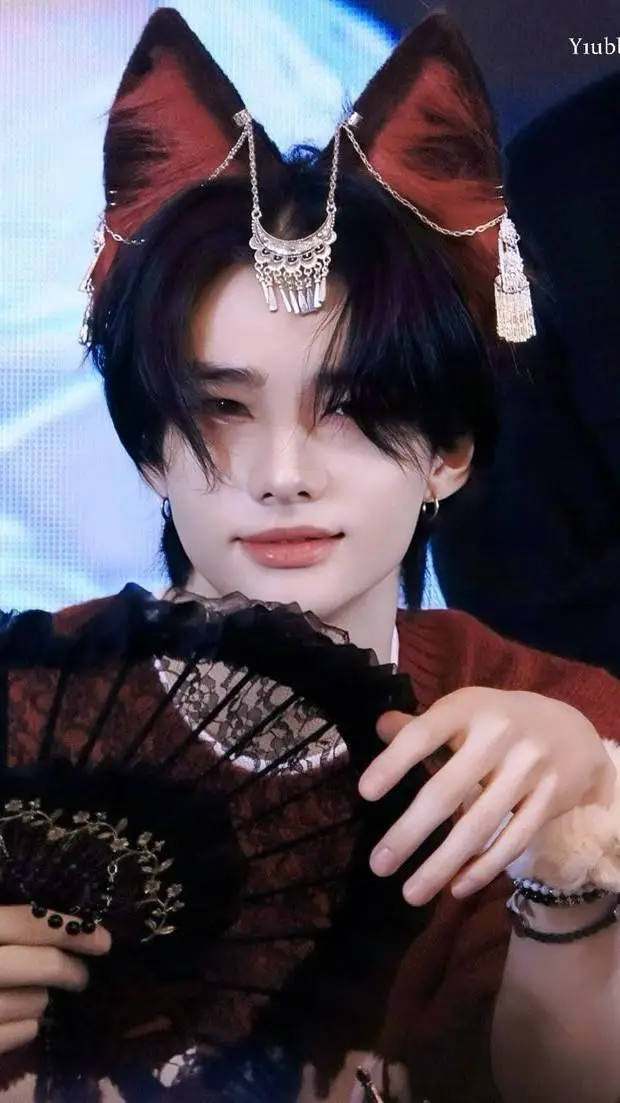 ai character: Hyunjin hybride background