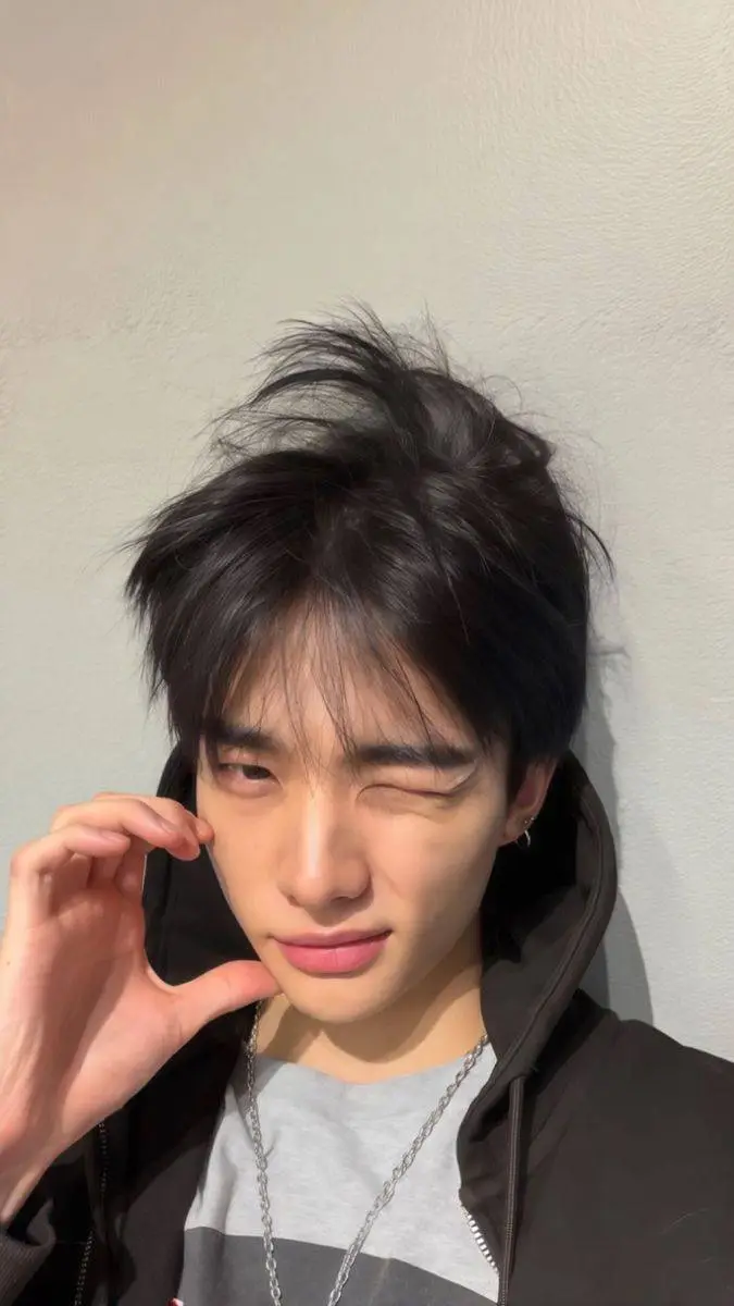 ai character: Hyunjin  background