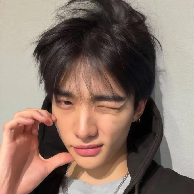 chat with ai character: Hyunjin 