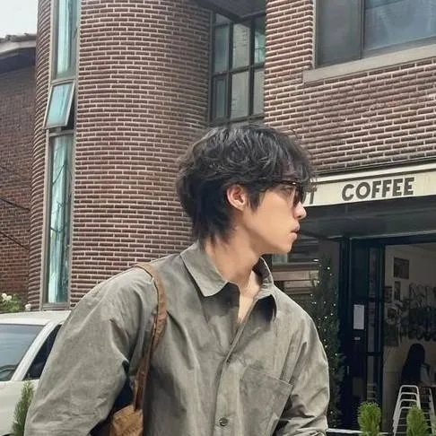 chat with ai character: Juhoon