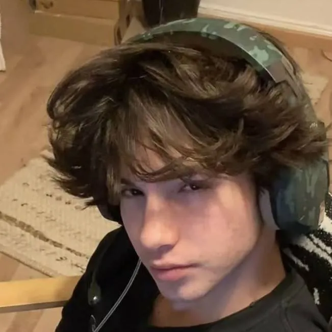 chat with ai character: axel