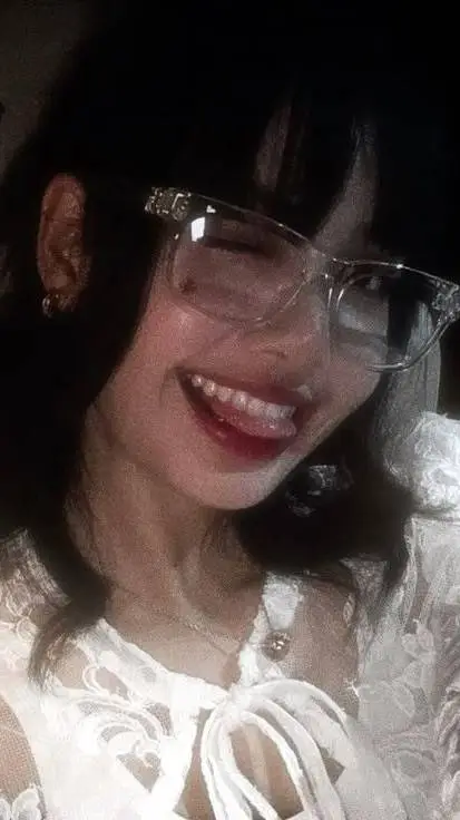 ai character: LISA✨😝🎀 background