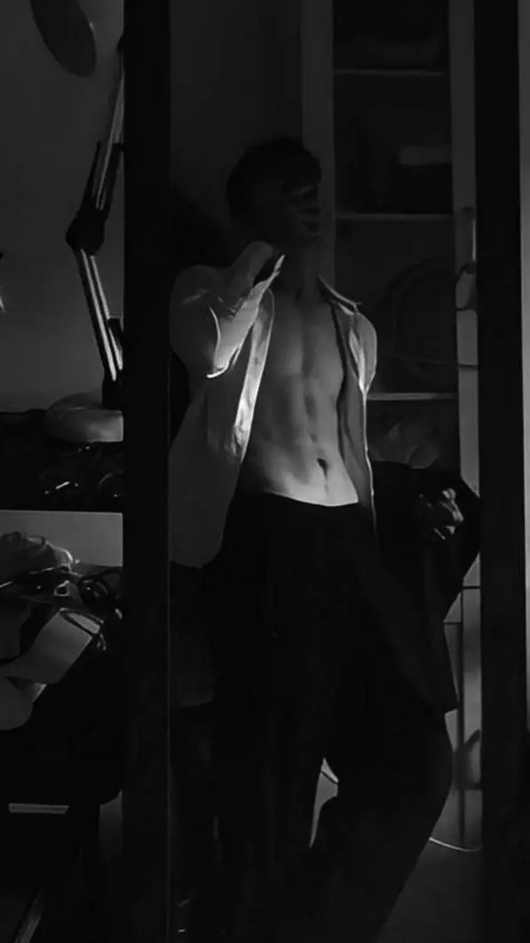 ai character: JI HAN  background