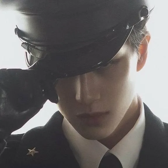 chat with ai character: Leo