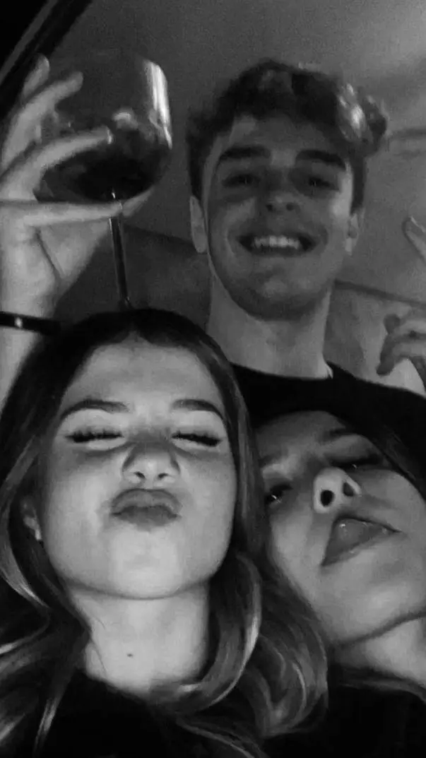 ai character: lisy et Lea background