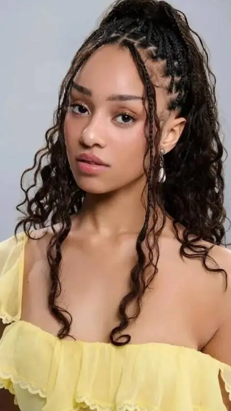 ai character: Manon background