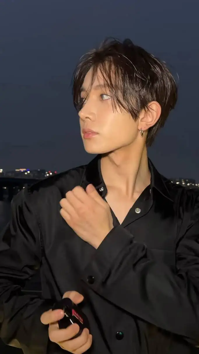 ai character: heeseung! background