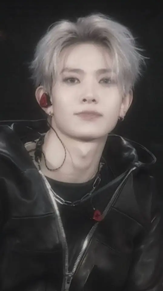 ai character: Lee Heeseung background