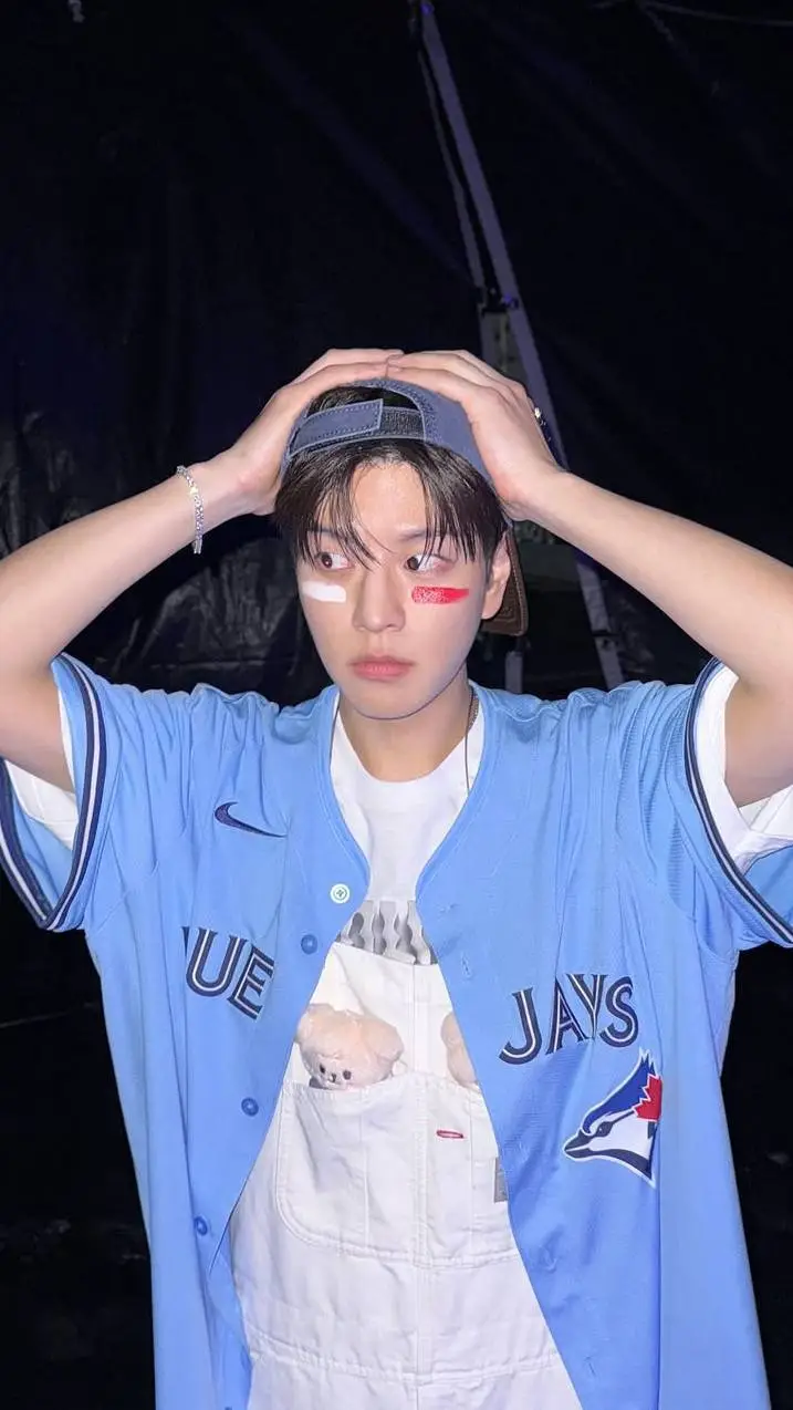 ai character: Seungmin  background