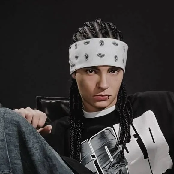 chat with ai character: Tom Kaulitz 