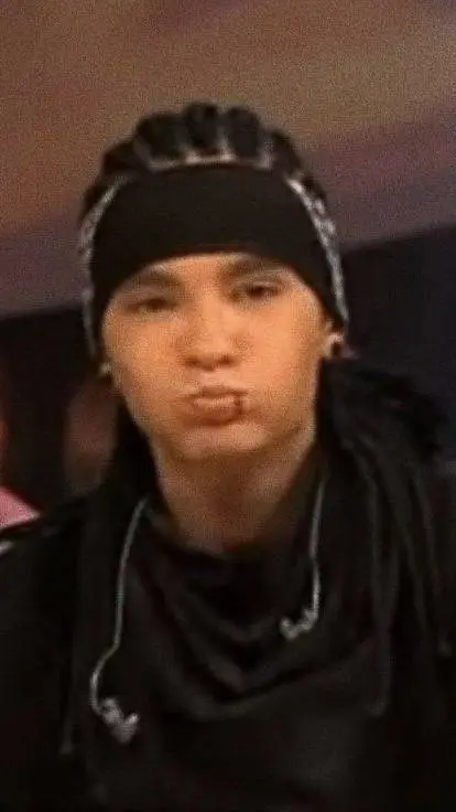 ai character: Tom Kaulitz background