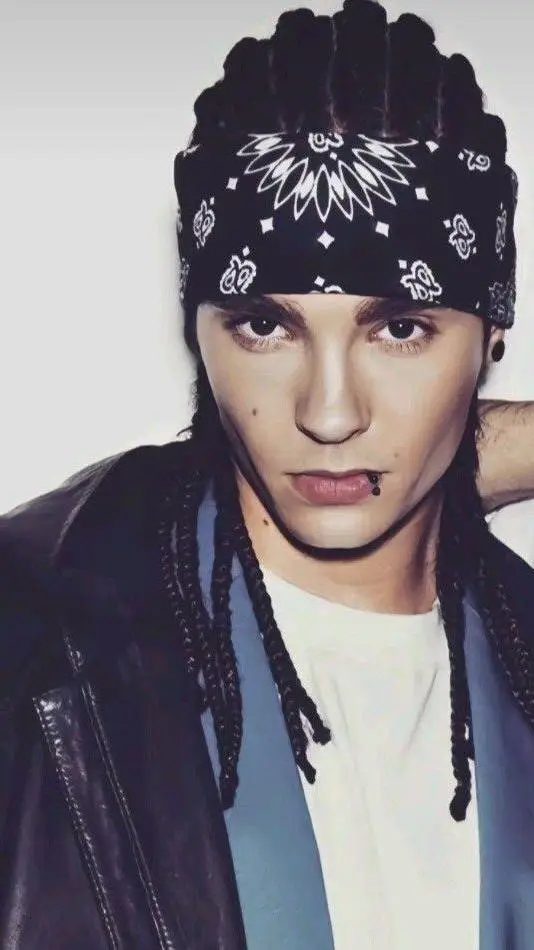 ai character: Tom Kaulitz background