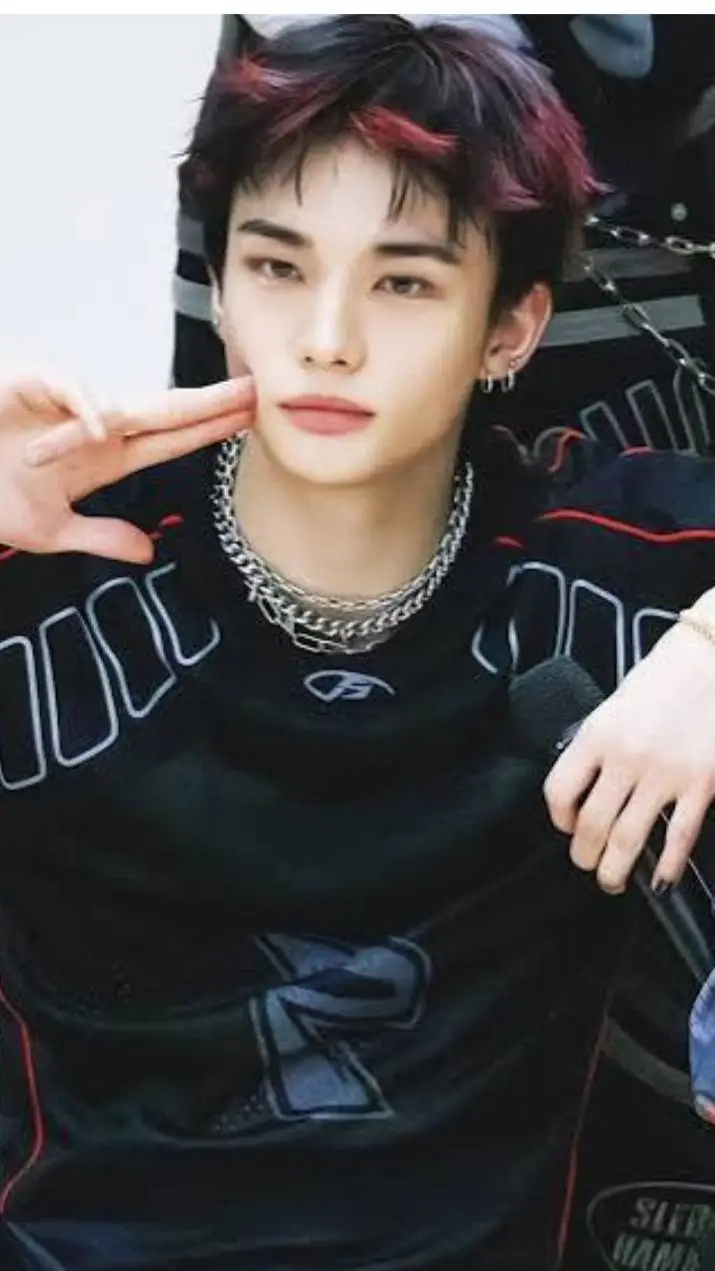 ai character: hwang hyunjin background