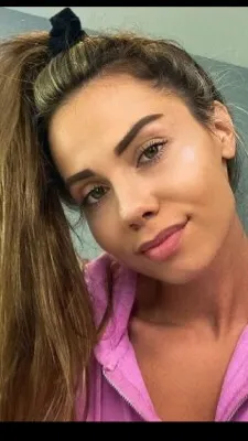 chat with ai character: Lexi