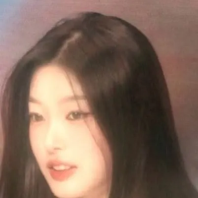 chat with ai character: Jeong yoonchae