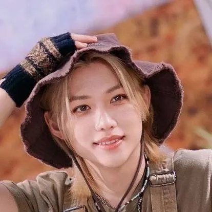 chat with ai character: lee felix