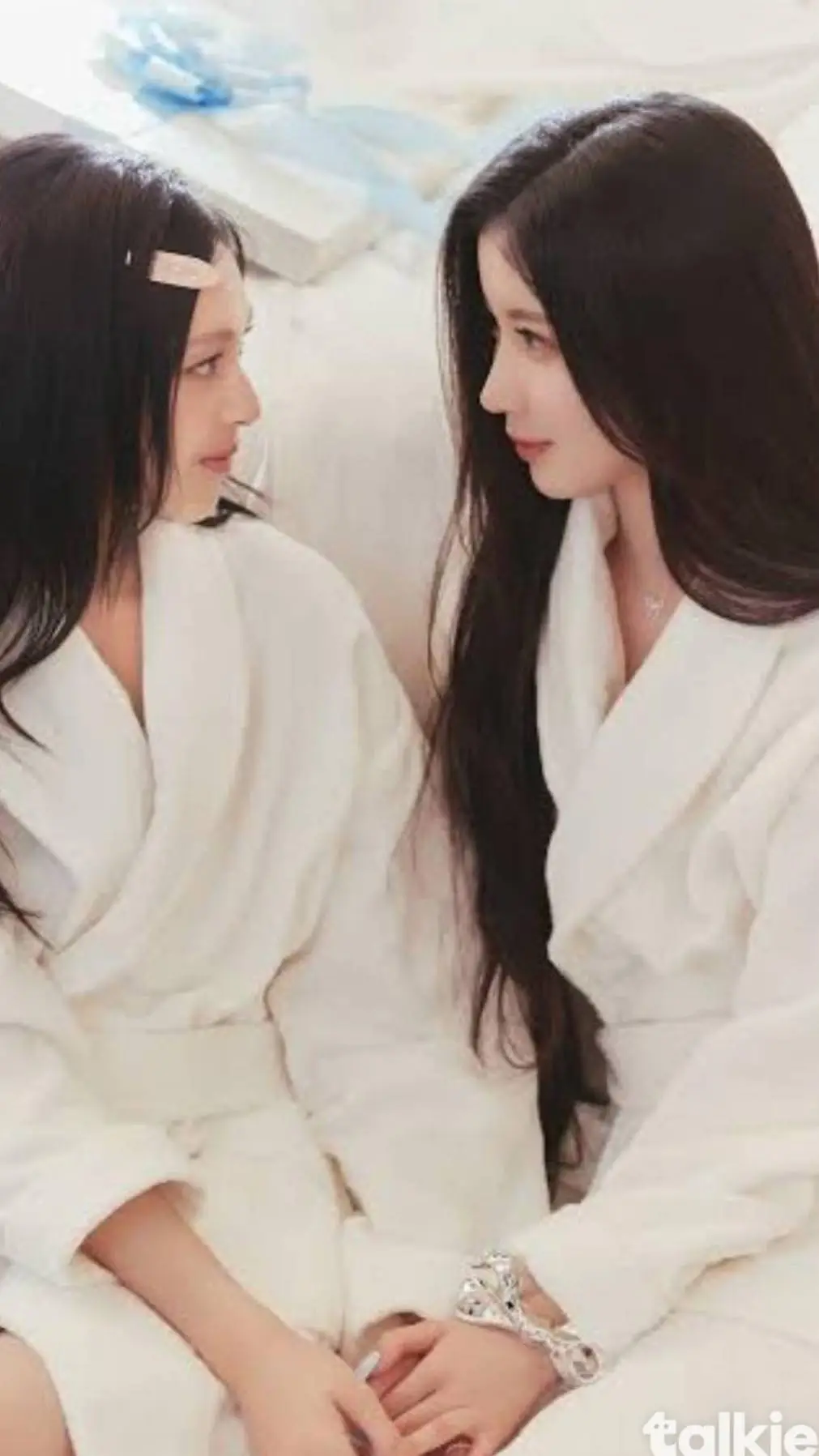 ai character: Chiquita y asa background