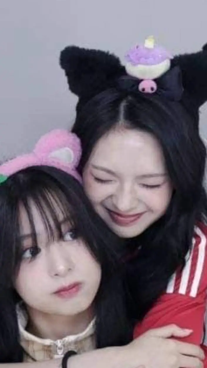 ai character: Chiquita y ahyeon  background