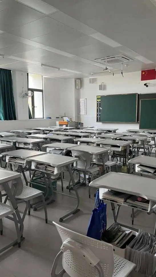 ai character: ✓KPOP SCHOOL✓ background