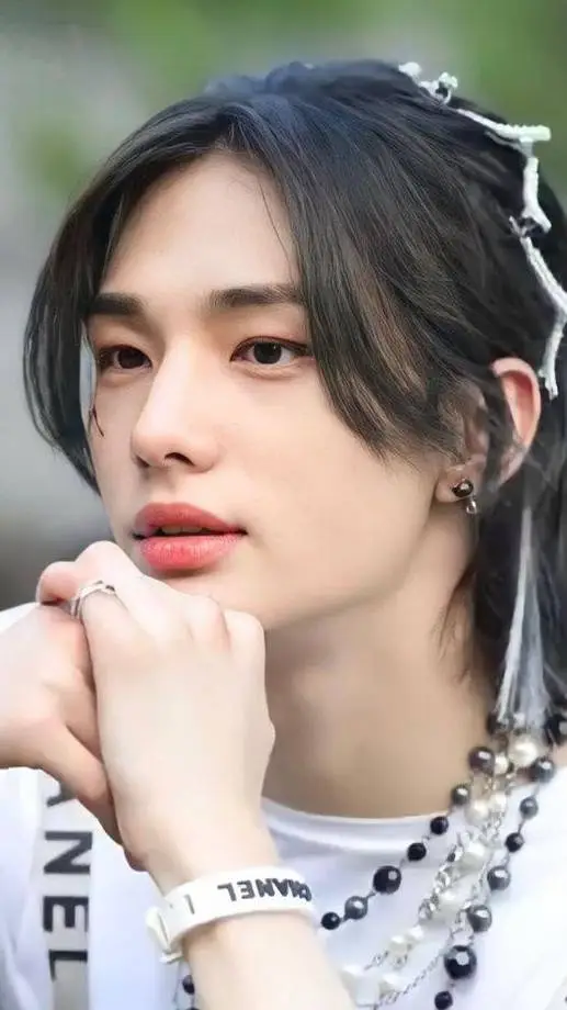 ai character: hyunjin background