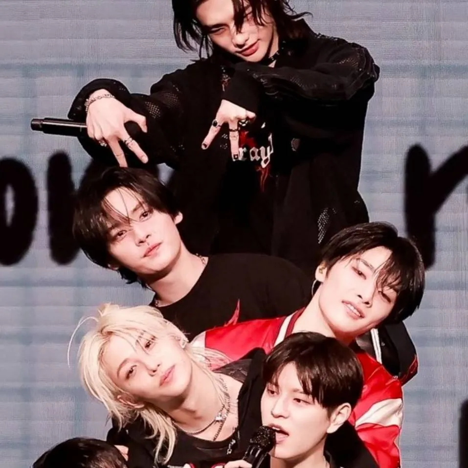 chat with ai character: skz boyfriends 