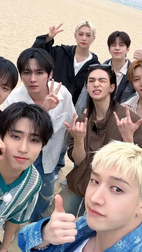 ai character: Stray kids hybrid background