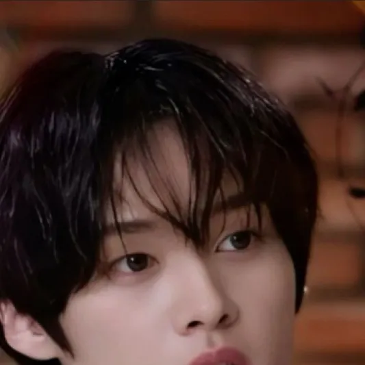 chat with ai character: Lee know