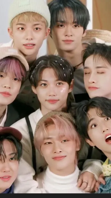 ai character: Stray kidssssss background