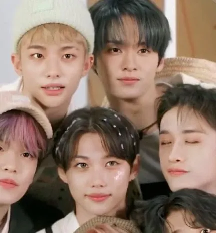 chat with ai character: Stray kids family 