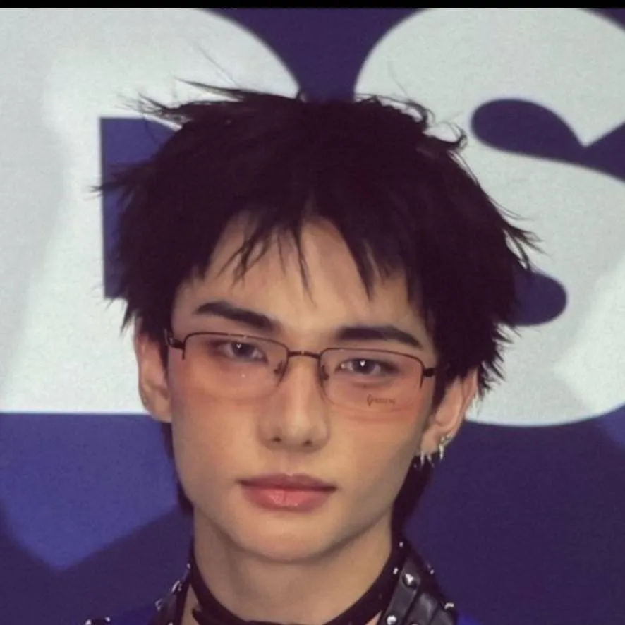 chat with ai character: Hyunjin 