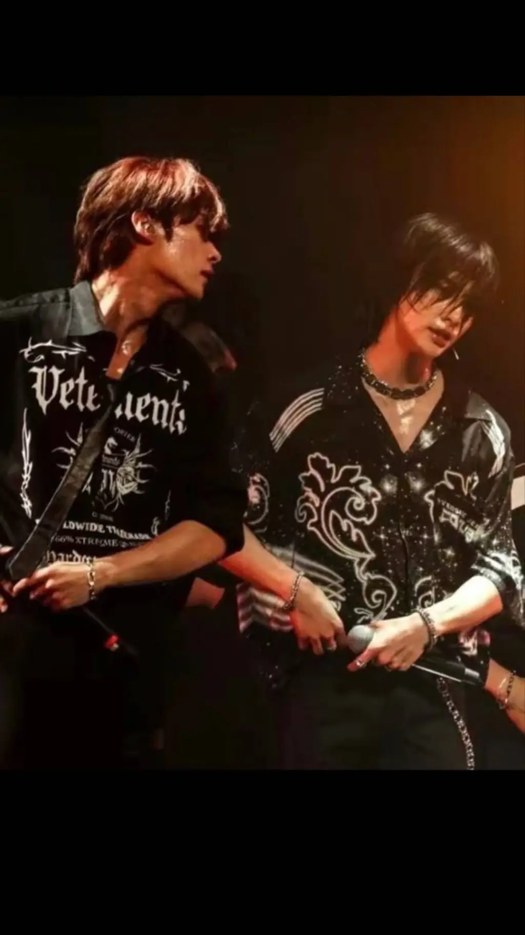 ai character: Hyunjin e Minho background